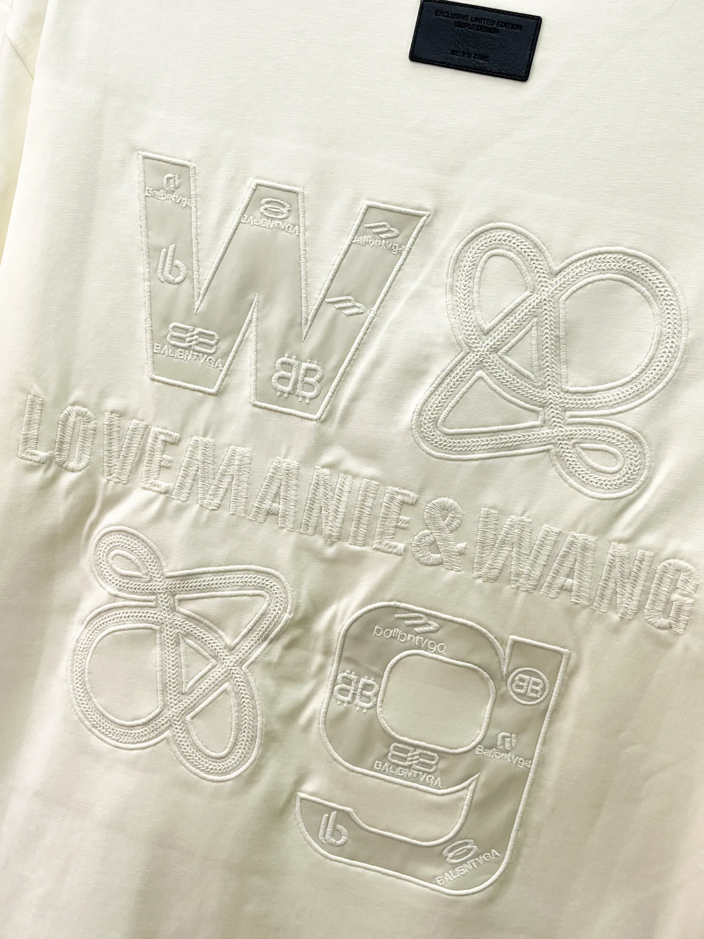 Balenciaga's high-end top-quality products 🐮2026 Spring and Summer New Arrival first counter, the latest New Arrival short-sleeved round neck T-shirt, Premium customized design, avant-garde and fashionable! Brand logo heavy craftsmanship design Premium customized 260g fabric. Soft to the touch. Comfortable to wear. Counter-level exquisite stitching. Fine workmanship. The upper body effect is incomparably handsome! A must-have item for men and women with the same style! Sizes: S~XXL When placing an order, please state your height and weight. The maximum wearing size is 210 pounds (one size larger)